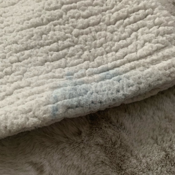 💋 VS PINK white Sherpa pull over - Picture 3 of 4